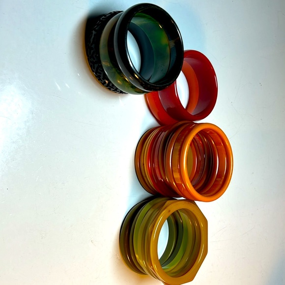 Box full of Vintage Bakelite Jewelry - Picture 13 of 15